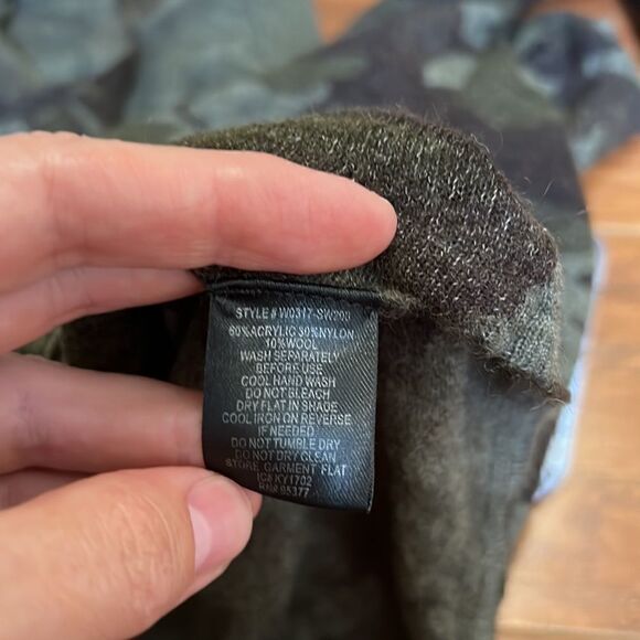 Sanctuary Size XS Camo Camouflage Cold Shoulder Long Sleeve Top V-Neck - Picture 9 of 11